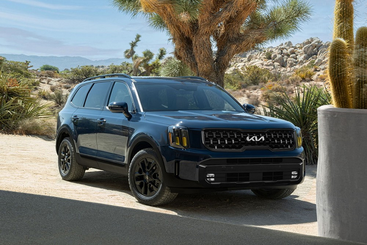 Kia Telluride là mẫu SUV cỡ lớn rất được yêu thích tại thị trường Mỹ. Trong năm nay, hãng Kia dự kiến sẽ bán được hơn 100.000 chiếc xe này cho khách hàng Mỹ. Do đó, không có gì bất ngờ khi hãng Kia chăm chỉ nâng cấp cho mẫu xe này. Mới đây, hãng xe Hàn đã vén màn phiên bản cải tiến Kia Telluride 2024 mới ở thị trường Mỹ. .