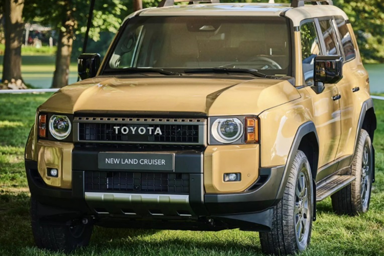 Trước mắt, Land Cruiser 2024 ở thị trường châu Âu sẽ chỉ được trang bị động cơ turbodiesel 2.8L, cho công suất 201 mã lực, kết hợp với hộp số tự động 8 cấp. Từ năm 2025, Toyota sẽ bổ sung thêm phiên bản động cơ diesel mild-hybrid sử dụng hệ thống sạc 48V.