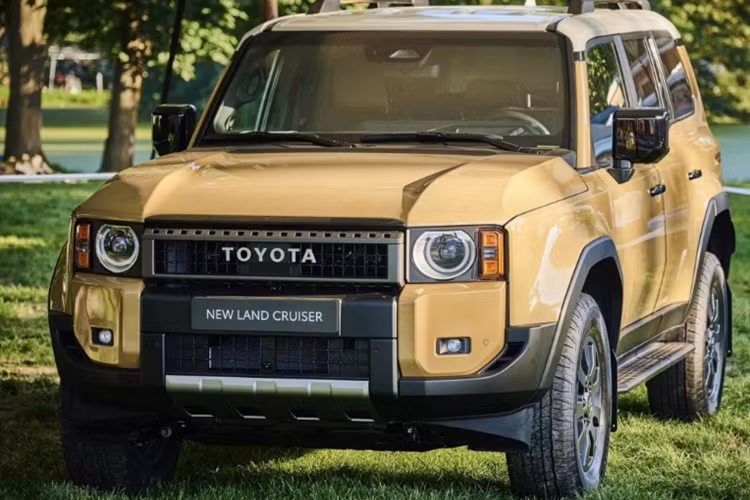 Trước mắt, Land Cruiser 2024 ở thị trường châu Âu sẽ chỉ được trang bị động cơ turbodiesel 2.8L, cho công suất 201 mã lực, kết hợp với hộp số tự động 8 cấp. Từ năm 2025, Toyota sẽ bổ sung thêm phiên bản động cơ diesel mild-hybrid sử dụng hệ thống sạc 48V.