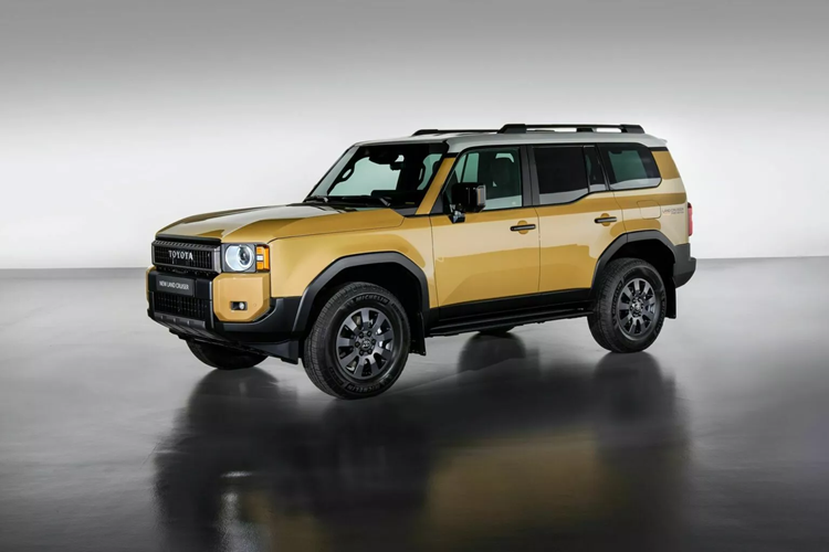 Về trang bị an toàn, Toyota Land Cruiser 2024 sở hữu gói hỗ trợ lái Toyota Safety Sense 3.0, bao gồm nhiều tính năng hiện đại như: kiểm soát hành trình, cảnh báo tiền va chạm với tính năng phát hiện người đi bộ, đèn pha tự động, hỗ trợ xác định biển báo giao thông, cảnh báo chệch làn đường, giám sát điểm mù, cảnh báo phương tiện cắt ngang phía sau,...