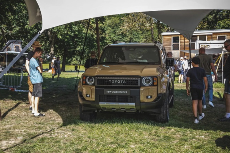 Tại thị trường Đức, mẫu xe SUV Toyota Land Cruiser 2024 sẽ được bán ra với 3 phiên bản là: Executive, Tec và First Editon. Hãng xe Nhật Bản không nêu rõ số lượng từng phiên bản trong lô xe đầu tiên gồm 1.000 chiếc, nhưng trước đây hãng từng xác nhận rằng phiên bản Land Cruiser First Edition dành cho toàn thị trường châu Âu sẽ chỉ có 3.000 chiếc.