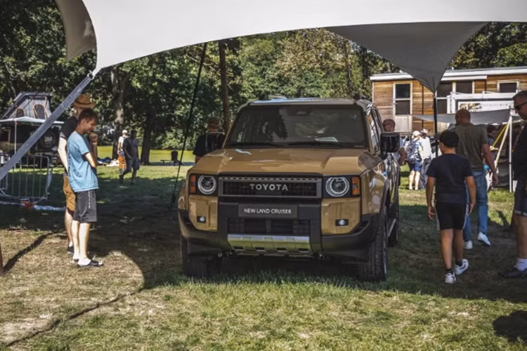 Tại thị trường Đức, mẫu xe SUV Toyota Land Cruiser 2024 sẽ được bán ra với 3 phiên bản là: Executive, Tec và First Editon. Hãng xe Nhật Bản không nêu rõ số lượng từng phiên bản trong lô xe đầu tiên gồm 1.000 chiếc, nhưng trước đây hãng từng xác nhận rằng phiên bản Land Cruiser First Edition dành cho toàn thị trường châu Âu sẽ chỉ có 3.000 chiếc.