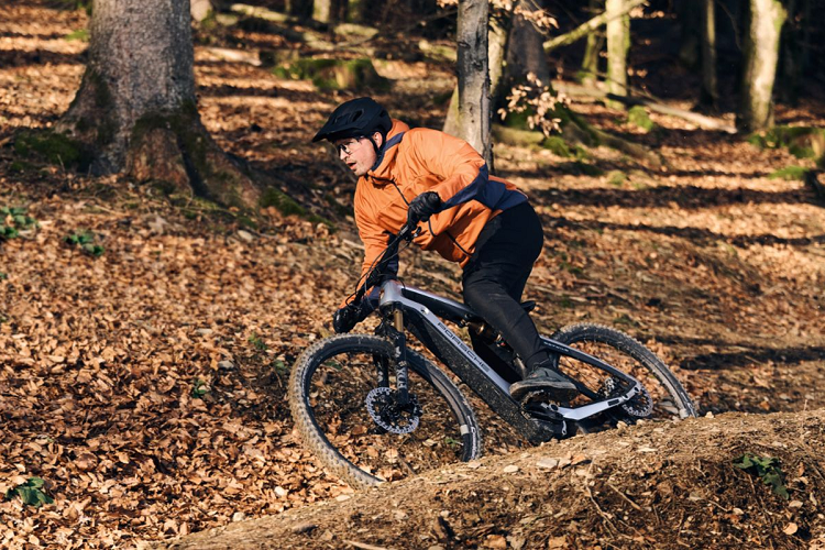  Porsche Cross Performance và Cross Performance EXC là hai mẫu xe đạp điện leo núi cao cấp được Porsche và Rotwild hợp tác thực hiện. Hai mẫu xe đạp điện được lấy cảm hứng thiết kế từ Taycan và 911, sử dụng khối động cơ điện Shimano EP-801 cùng bộ pin 630 Wh.