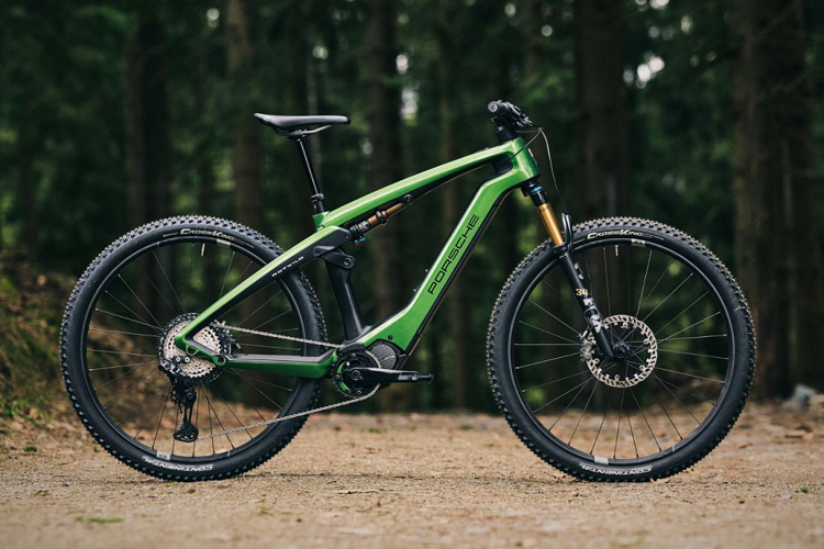 Bánh xe carbon Synthesis do Crankbrothers cung cấp, phần trụ yên Highline 3 Telescopic. Cross Performance chỉ có duy nhất màu sơn bạc còn Cross Performance EXC có 6 màu sắc.