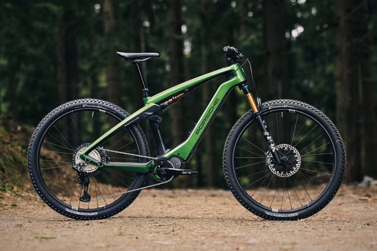 Bánh xe carbon Synthesis do Crankbrothers cung cấp, phần trụ yên Highline 3 Telescopic. Cross Performance chỉ có duy nhất màu sơn bạc còn Cross Performance EXC có 6 màu sắc.