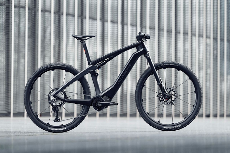 Mỗi xe được trang bị bộ đề Shimano XT Di2 12 cấp và phanh đĩa Magura MT7 với 4 pít-tông.