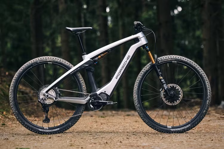 Mức giá xe đạp Porsche Cross 2023 bán lẻ đề xuất như sau; Cross Performance là 14,250 USD tương đương 334 triệu đồng và bản Cross Performance EXC có giá 15.350 USD tương đương 360 triệu đồng.