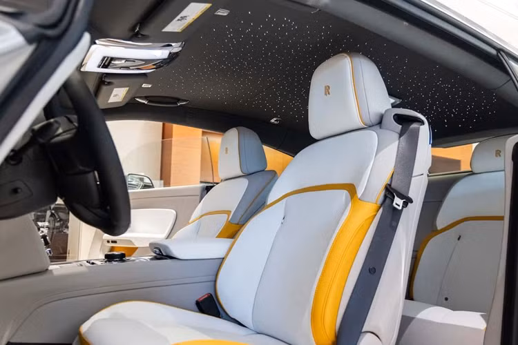 Rolls-Royce Spectre hiện là chiếc xe điện đắt nhất trong số 3 chiếc xe điện mà Michael Fux đang sở hữu. Chiếc xe hạng sang đến từ thương hiệu Anh quốc có giá khởi điểm 422.750 USD (khoảng 10,372 tỷ đồng), chưa bao gồm các tuỳ chọn.