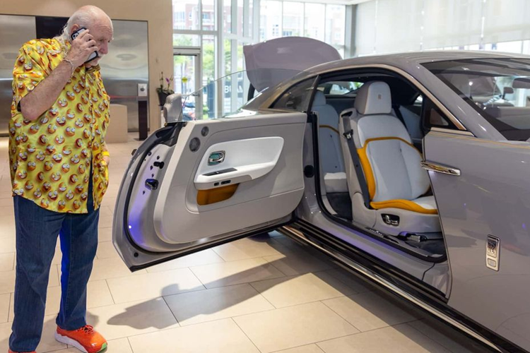 Michael Fux có một gara dành riêng cho những chiếc Rolls-Royce đặc biệt của mình gồm: một chiếc Cullinan màu cam, một chiếc Dawn màu xanh Blue Candy, một chiếc Wraith màu xanh ngọc Green Jade Pearl. Thậm chí, ông còn chọn cho mình 12 màu sắc riêng biệt và đặt tên cho chúng, trong đó có màu Fuxia là được ông lựa chọn nhiều nhất.