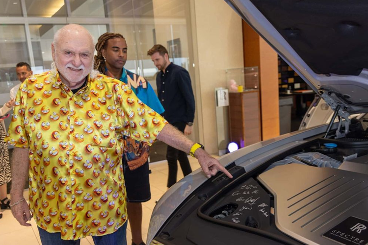 Cung cấp sức mạnh cho Rolls-Royce Spectre chạy điện là mô-tơ điện có công suất tối đa 430 kW (khoảng 576 mã lực) và mô-men xoắn cực đại 900 Nm. Nhờ đó, xe có thể tăng tốc từ 0-100 km/h trong thời gian 4,5 giây.