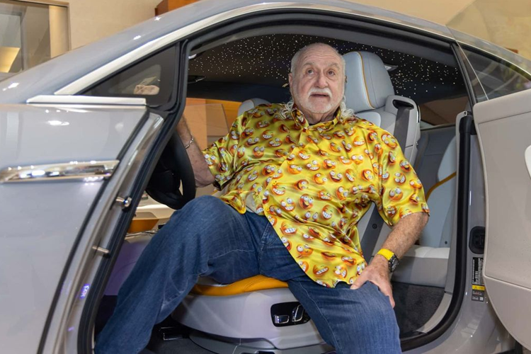 Điều đáng nói đây không phải là chiếc Rolls-Royce Spectre duy nhất của Michael Fux. Chỉ vì muốn trở thành người đầu tiên ở Mỹ sở hữu Rolls-Royce Spectre nên Fux đã “mua tạm” chiếc xe này, trong khi chờ chiếc còn lại hoàn thiện thông số kỹ thuật tùy chọn.