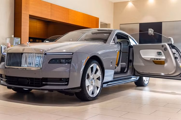 Tuy nhiên, chiếc xe siêu sang Rolls-Royce Spectre mà Michael Fux vừa mới được bàn giao lại là ngoại lệ. Xe sở hữu ngoại thất màu xám Tempest tinh tế, đi kèm bộ mâm kích thước 23 inch 7 chấu tiêu chuẩn và nội thất bọc da màu trắng.