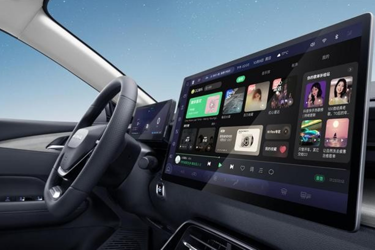 Ở phía sau xe, Wuling Starlight áp dụng thiết kế cụm đèn hậu dạng xuyên thấu không đều, không có sự khác biệt rõ ràng giữa phiên bản chạy điện và phiên bản plug-in hybrid, hai bên ốp đuôi xe được trang trí viền mờ dải, và hình thức tổng thể là tốt.Vẫn khá tốt. Wuling Starlight sẽ cung cấp 6 màu thân xe, bao gồm Trắng Xingyao, Tím Xinghan, Xanh Star Magic, Xám Hoshino, Đen Rèm Sao, Cà phê Xinghui, v.v.