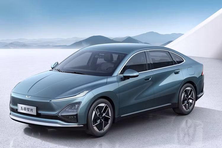 Về không gian ngồi, xe mới có "thiết kế ghế tựa" độc đáo. Hàng ghế trước có thể gập lại 180° để tạo thành một chiếc ghế tựa ngang bằng với đệm ghế sau. Lối đi "chân dài phía sau" rộng 390mm và có chân dài nhất.Không gian hoạt động dài tới 1m.