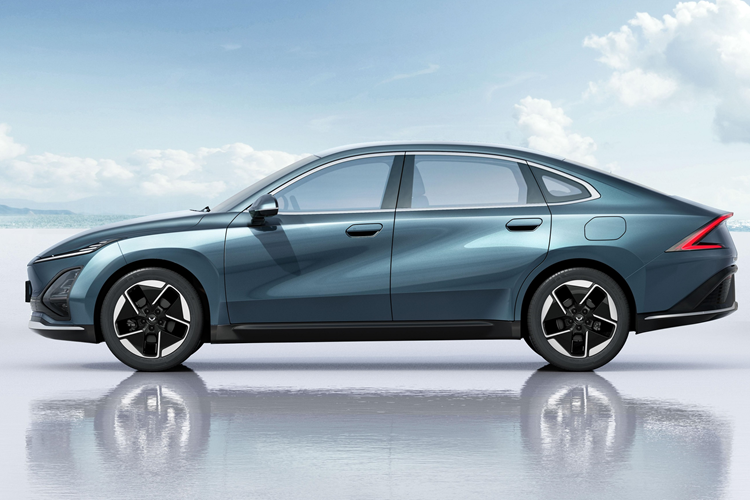 Cốp xe mới có dung tích 540 lít, có thể dễ dàng chứa hai vali 24 inch và hai vali 20 inch, còn có ngăn chứa đồ ẩn 33L dưới thảm để đựng các vật dụng riêng tư. được bảo quản đúng cách; toàn bộ xe Có hơn 14 ngăn chứa đồ và hộp tựa tay sử dụng cấu trúc hai lớp, giúp việc cất giữ hàng ngày trở nên thuận tiện hơn.