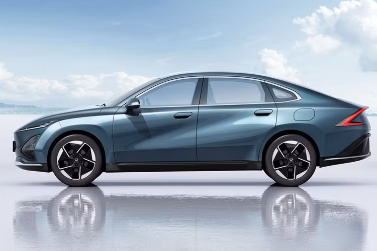 Cốp xe mới có dung tích 540 lít, có thể dễ dàng chứa hai vali 24 inch và hai vali 20 inch, còn có ngăn chứa đồ ẩn 33L dưới thảm để đựng các vật dụng riêng tư. được bảo quản đúng cách; toàn bộ xe Có hơn 14 ngăn chứa đồ và hộp tựa tay sử dụng cấu trúc hai lớp, giúp việc cất giữ hàng ngày trở nên thuận tiện hơn.