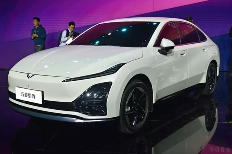 Về nội thất, xe mới có hai màu nội thất là đen sẫm và cát nhạt, vô lăng đa chức năng hai chấu kết hợp với màn hình điều khiển trung tâm cỡ lớn treo và đồng hồ LCD treo, nhìn tổng thể hợp thời trang. Đồng thời, bảng điều khiển sử dụng các đường nét tương đối thẳng của bảng điều khiển trung tâm.