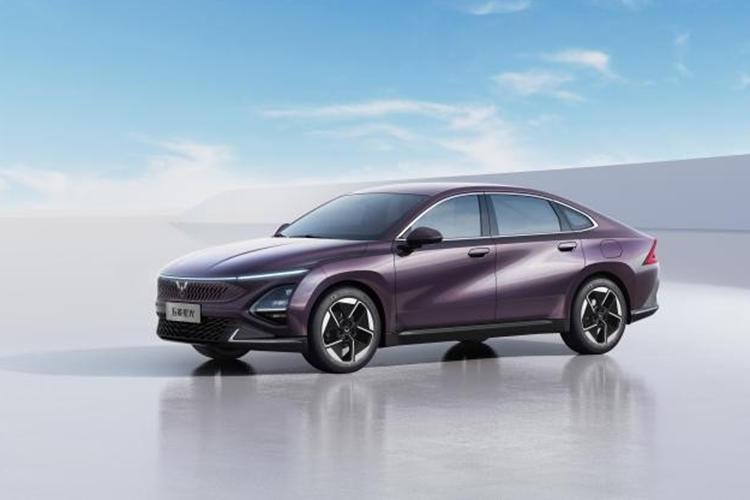 Vào ngày 7/11/2023 vừa qua, các quan chức của Wuling rằng chiếc sedan năng lượng mới - Wuling Starlight 2024 mới sẽ được bán trước tại Triển lãm ô tô Quảng Châu, chưa hết, xe sẽ ra mắt vào cuối tháng 11 hoặc đầu tháng 12.