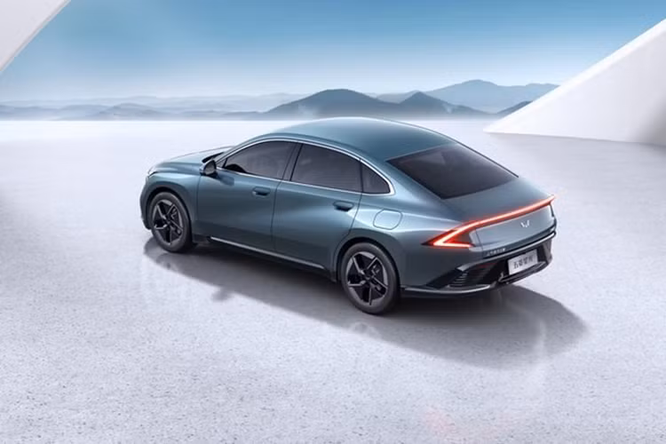 Từ hình thức bên ngoài, mẫu xe sedan Wuling Starlight được xây dựng với ngôn ngữ thiết kế khá thời trang và được treo nhãn bạc Wuling. Trong số đó, mẫu plug-in hybrid sử dụng lưới tản nhiệt phía trước tương đối thông thường, với đèn chiếu sáng ban ngày hình ngôi sao và trang trí xung quanh phía trước rất chi tiết.