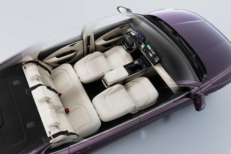 Phiên bản điện có thiết kế lưới tản nhiệt khép kín, dù đều sử dụng đèn pha chia đôi nhưng các chi tiết cụ thể của cụm đèn rõ ràng có sự khác biệt so với phiên bản plug-in hybrid. Nhìn từ bên cạnh, Wuling Starlight có hình dáng thân xe mượt mà, với phần eo rất mượt mà kết hợp hài hòa với đường vuốt nhẹ của mui xe ở đèn hậu.