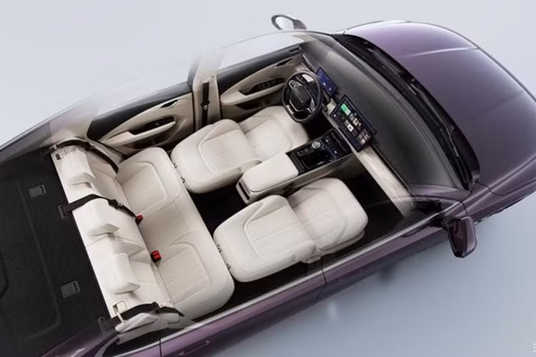 Phiên bản điện có thiết kế lưới tản nhiệt khép kín, dù đều sử dụng đèn pha chia đôi nhưng các chi tiết cụ thể của cụm đèn rõ ràng có sự khác biệt so với phiên bản plug-in hybrid. Nhìn từ bên cạnh, Wuling Starlight có hình dáng thân xe mượt mà, với phần eo rất mượt mà kết hợp hài hòa với đường vuốt nhẹ của mui xe ở đèn hậu.