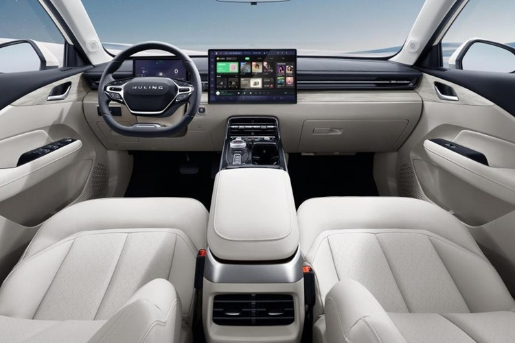 Theo thông tin từ Bộ Công nghiệp và Công nghệ thông tin, xe sử dụng lốp 215/50 chạy trên bộ mâm 18 inch, ngoài mâm hợp kim 5 chấu như trong ảnh chính thức còn có mâm kiểu cánh hoa đơn giản hơn để khách hàng lựa chọn. Về kích thước thân xe, chiều dài, chiều rộng và chiều cao của xe lần lượt là 4835/1860/1515mm, chiều dài cơ sở là 2800mm.