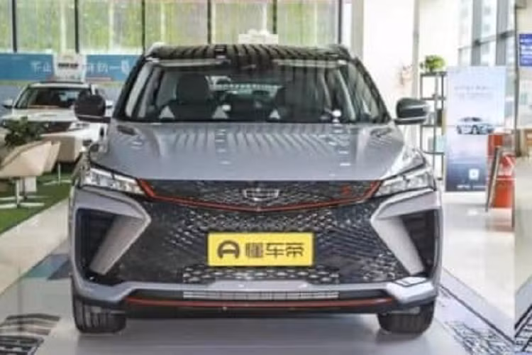 Được định vị là một chiếc SUV cỡ nhỏ, kích thước của Geely Binyue Cool 2023 lần lượt là 4.380/1.800/1.609 mm, chiều dài cơ sở 2.600 mm. Về ngoại hình, nó áp dụng thiết kế mái treo phổ biến. Xe chạy trên bộ mâm hợp kim nhôm 18 inch tích hợp kẹp phanh thể thao màu đỏ.