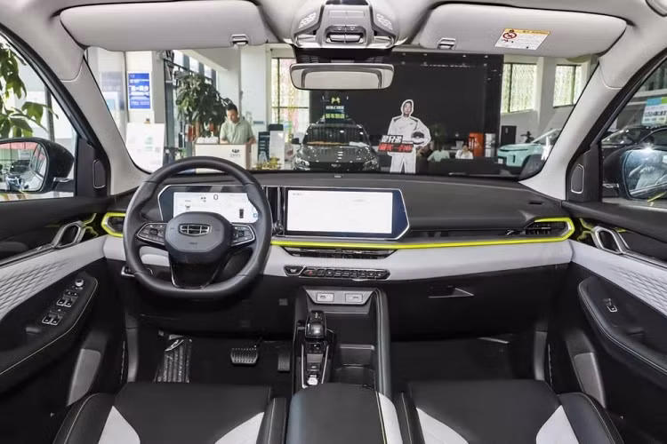 Nội thất sử dụng tông màu tối được trang trí với một chút đường viền mạ crôm màu xanh lá cây trên bảng điều khiển. Xe có bảng đồng hồ LCD kích thước 10,25 inch và màn hình điều khiển trung tâm 12,3 inch.