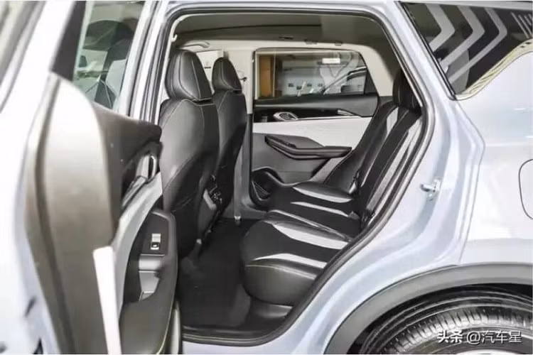 Về cấu hình an toàn, Geely Binyue Cool Champion Edition 2023 được trang bị 4 camera ngoại thất và 4 radar siêu âm hỗ trợ các chức năng bao gồm kiểm soát hành trình thông minh, đỗ xe tự động, kiểm soát đổ đèo và hỗ trợ khởi hành ngang dốc.