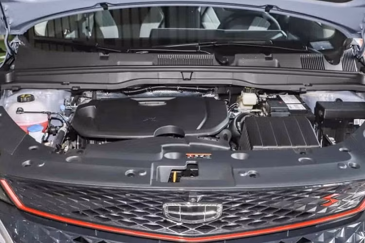 Ghế lái chỉnh điện, hỗ trợ tiến lùi, điều chỉnh độ cao, góc tựa lưng, ghế phụ cũng hỗ trợ di chuyển tiến lùi và điều chỉnh góc tựa lưng.