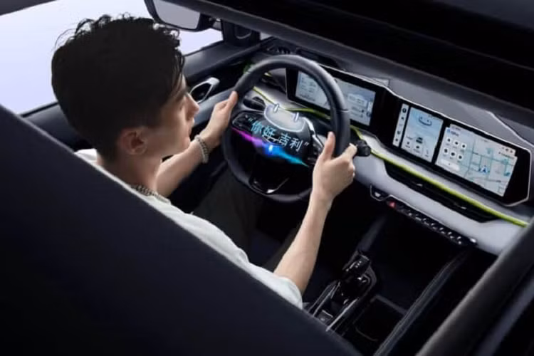 Sạc không dây của xe có sẵn trên bảng điều khiển trung tâm dành cho điện thoại di động với công suất sạc tối đa là 15W. Các tính năng khác bao gồm hệ thống định vị GPS, Bluetooth, cập nhật OTA, nhận dạng giọng nói và điều khiển từ xa.