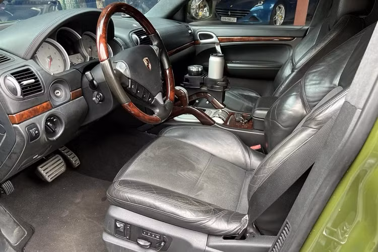 Vòng ra bên hông xe, chiếc SUV hạng sang Porsche Cayenne Turbo S này còn được lên bộ mâm độ mới của hãng Moto Metal cùng bộ lốp Cooper Zeon LTZ, trên mui xe được lắp thêm baga có thể chất đồ hoặc lắp lều dã ngoại dễ dàng hơn, tiếp đến là việc trang bị đến 4 đèn LED siêu sáng gắn ngay đầu baga mui để tăng thêm độ chiếu sáng cho xe.