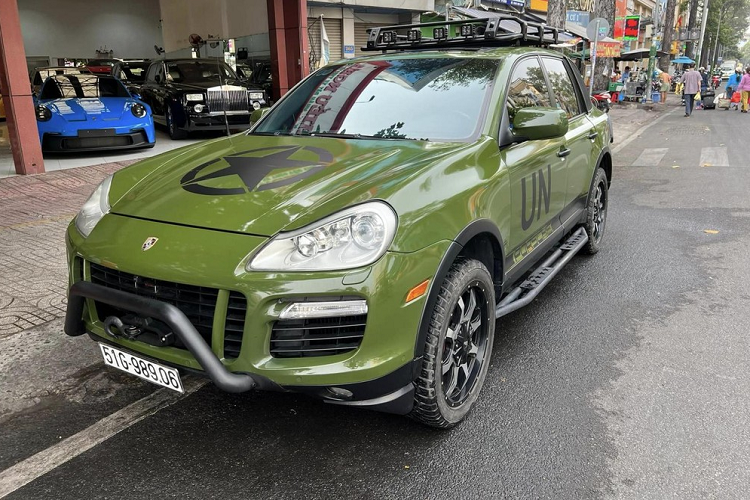 Được biết, đây là mẫu SUV hạng sang Porsche Cayenne Turbo S đời đầu tiên, nhưng đã được cải tiến theo phong cách xe off-road với nhiều chi tiết hầm hố, lạ mắt mà chỉ có đại gia này mới dám chơi.
