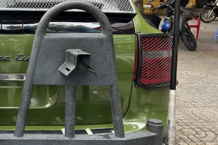 Được biết, ông Đặng Lê Nguyên Vũ còn có vài chiếc xe Porsche Cayenne Turbo S thế hệ đầu tiên và thế hệ thứ 2 được độ giống nhau, mang đến 1 dàn xe rất độc lạ. Nguyên bản Porsche Cayenne Turbo S thế hệ đầu tiên được trang bị động cơ V8, dung tích 4.5L, tăng áp kép, sản sinh công suất tối đa 514 mã lực và mô-men xoắn cực đại 720 Nm.