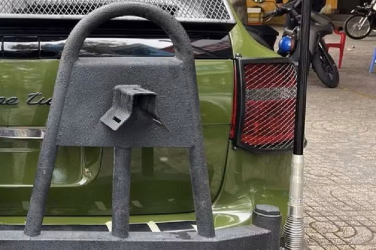 Được biết, ông Đặng Lê Nguyên Vũ còn có vài chiếc xe Porsche Cayenne Turbo S thế hệ đầu tiên và thế hệ thứ 2 được độ giống nhau, mang đến 1 dàn xe rất độc lạ. Nguyên bản Porsche Cayenne Turbo S thế hệ đầu tiên được trang bị động cơ V8, dung tích 4.5L, tăng áp kép, sản sinh công suất tối đa 514 mã lực và mô-men xoắn cực đại 720 Nm.