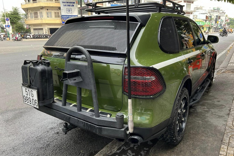 Đầu tiên chính là việc chủ nhân của chiếc Porsche Cayenne Turbo S đời cũ này đã khoác lên mình ngoại thất xe bộ áo màu xanh quân đội, tiếp đến là phần đầu xe được tích hợp thêm thanh chống va đập và trang bị tời điện kéo xe, dễ dàng cứu hộ các xe khác khi bị mắc kẹt.