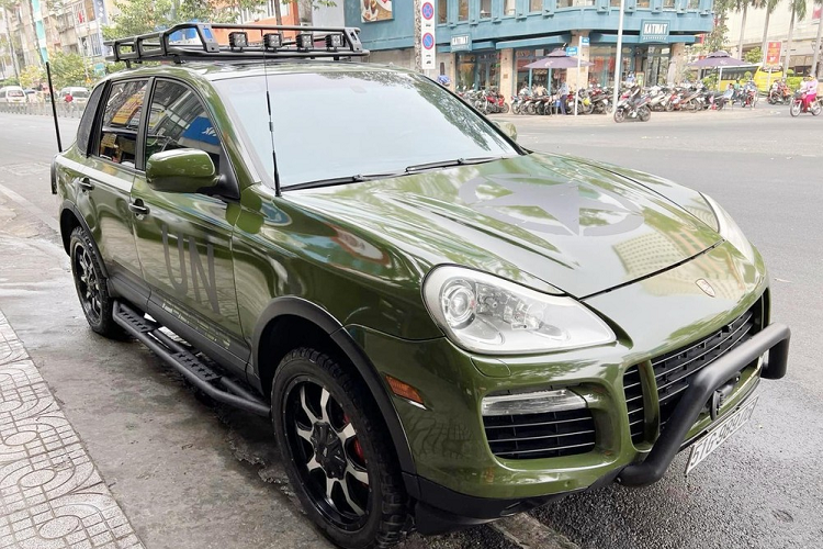 Chiếc SUV hạng sang Porsche Cayenne Turbo S của Đặng Lê Nguyên Vũ này đã được ông độ theo phong cách off-road, có khả năng vượt địa hình. Phần lớn mẫu SUV trong bộ sưu tập của "vua cà phê" cũng được độ theo phong cách này.
