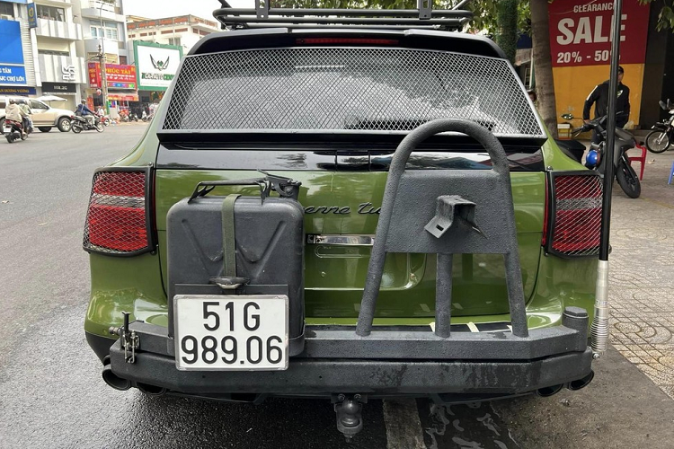 Xe Porsche Cayenne Turbo S đời cũ có thời gian tăng tốc từ vị trí xuất phát lên 97 km/h chỉ mất thời gian 5 giây trước khi đạt tốc độ tối đa 269 km/h. Chiếc xe SUV hạng sang tốc độ này được trang bị hộp số Tiptronic tự động 6 cấp. Mức giá xe Porsche Cayenne Turbo S độ địa hình này hiện vẫn là một ẩn số.