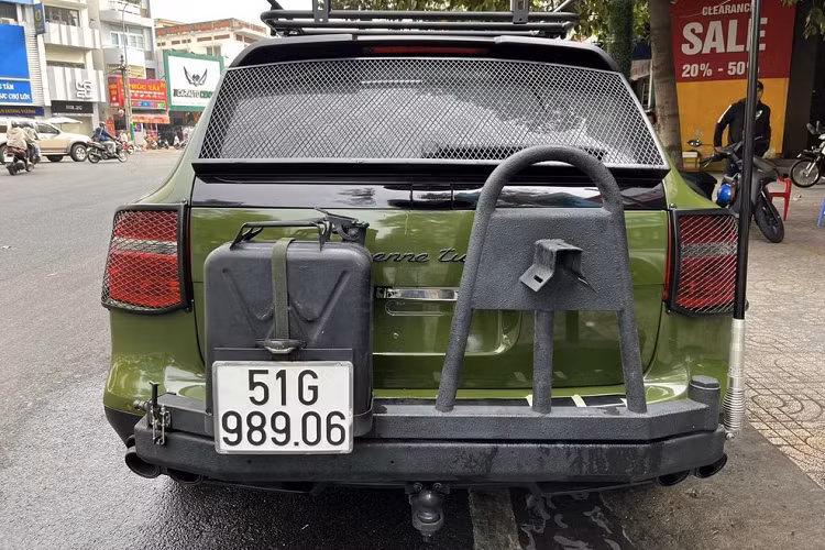 Xe Porsche Cayenne Turbo S đời cũ có thời gian tăng tốc từ vị trí xuất phát lên 97 km/h chỉ mất thời gian 5 giây trước khi đạt tốc độ tối đa 269 km/h. Chiếc xe SUV hạng sang tốc độ này được trang bị hộp số Tiptronic tự động 6 cấp. Mức giá xe Porsche Cayenne Turbo S độ địa hình này hiện vẫn là một ẩn số.