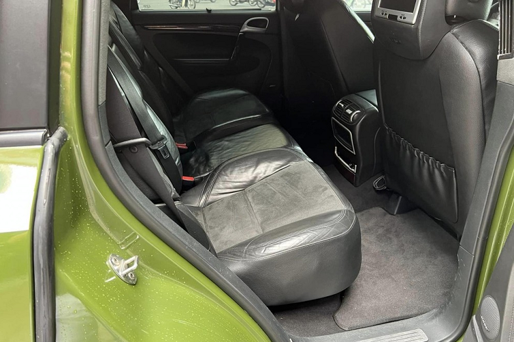 Chưa hết, cửa kính thứ 3 của xe còn được lắp thêm lưới bảo vệ và bệ bước tự động đã được độ lại. Độ độc lạ của chiếc Porsche Cayenne Turbo S này chỉ đến khi bạn nhìn ở phía sau xe, nếu đã từng thấy sự lịch lãm và khỏe khoắn của 1 chiếc Porsche Cayenne bạn sẽ bị sốc khi thấy xe Porsche Cayenne Turbo S của doanh nhân này sau khi độ.