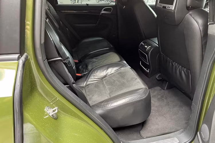 Chưa hết, cửa kính thứ 3 của xe còn được lắp thêm lưới bảo vệ và bệ bước tự động đã được độ lại. Độ độc lạ của chiếc Porsche Cayenne Turbo S này chỉ đến khi bạn nhìn ở phía sau xe, nếu đã từng thấy sự lịch lãm và khỏe khoắn của 1 chiếc Porsche Cayenne bạn sẽ bị sốc khi thấy xe Porsche Cayenne Turbo S của doanh nhân này sau khi độ.