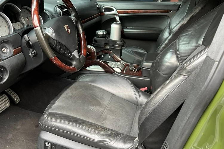 Tiếp theo là 2 món đồ chơi có vẻ như mang phong cách riêng của chủ xe, 1 cái được đồn đoán là bình xăng dự phòng cũng là nơi để gắn biển số cho xe, tiếp theo là thanh dài dựng đứng bên hông xe và 1 khung chắc chắc để lắp bánh xe dự phòng nhưng khi tháo bánh xe này ra, đã mang đến độ độc lạ cho xe.