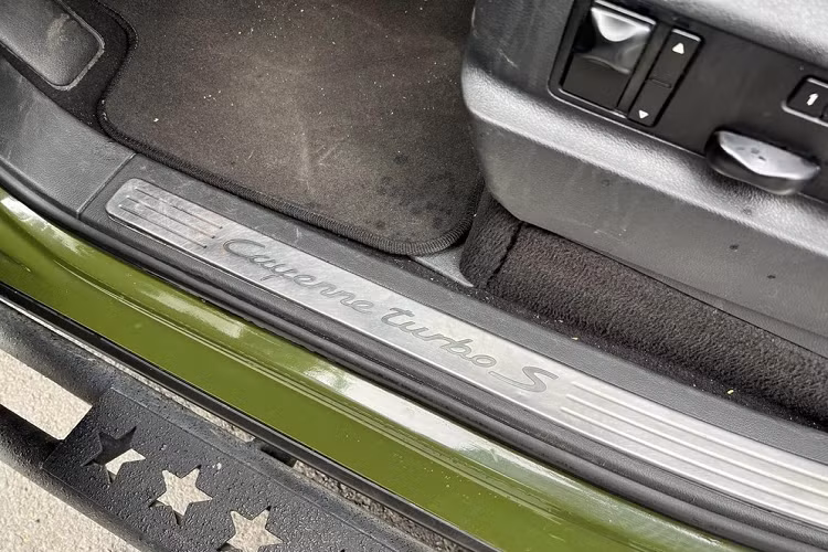 Bánh xe dự phòng trên Porsche Cayenne Turbo S độ off-road được loại bỏ để nhường chỗ trống cho rất nhiều đồ chơi được lắp vào xe. Đầu tiên là cản va sau được gia cố thêm thanh chống va đập, tiếp đến là 2 đèn hậu và cửa kính sau xe được bao bọc bằng lưới bảo vệ.