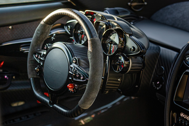 Pagani Huayra BC dùng hộp số sàn tuần tự 7 cấp X-trac với cơ cấu ly hợp đơn, cấu trúc nhẹ hơn đến 40% so với thiết kế ly hợp kép.