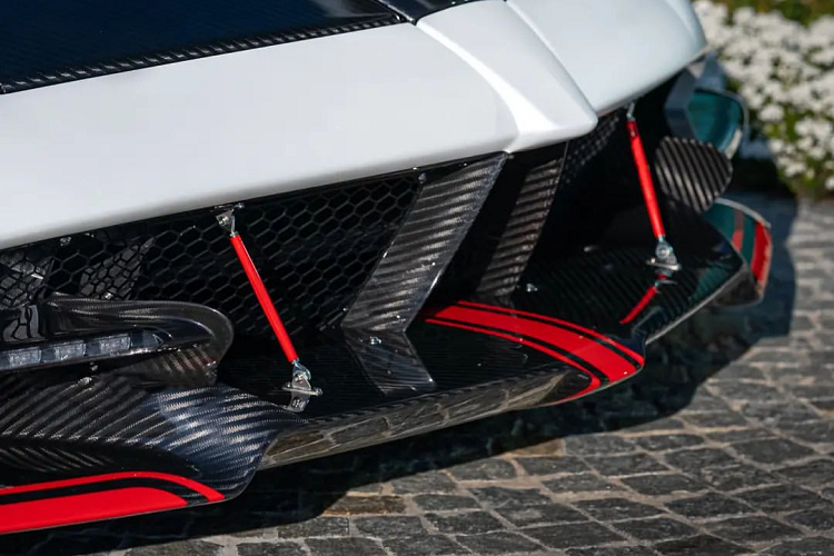 Huayra BC trang bị hệ thống ống xả trọng lượng nhẹ bằng titanium và gói Pacchetto Tempesta sẽ có thêm 2 ống xả phụ nằm tại khuếch tán gió cản sau. Nội thất mang thiết kế tương lai thông qua hàng loạt phím chức năng và nhiều chi tiết là các chất liệu cao cấp như sợi carbon, Alcantara, da thật...