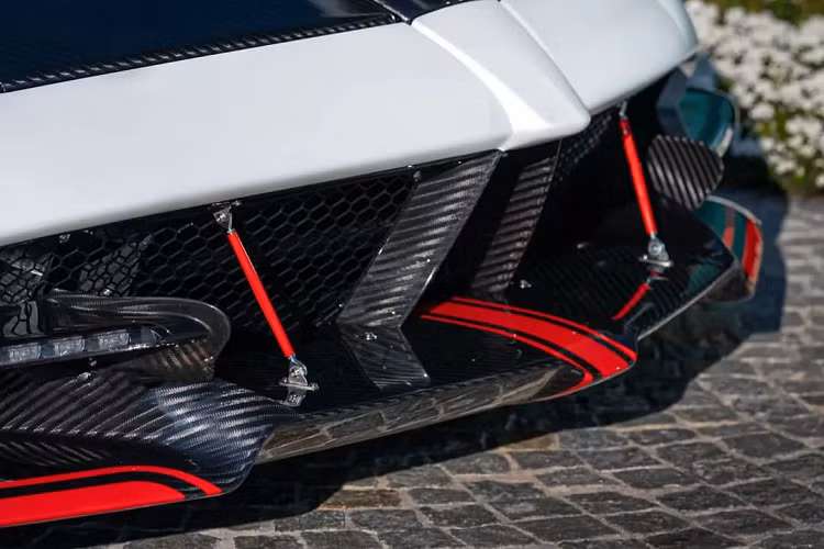 Huayra BC trang bị hệ thống ống xả trọng lượng nhẹ bằng titanium và gói Pacchetto Tempesta sẽ có thêm 2 ống xả phụ nằm tại khuếch tán gió cản sau. Nội thất mang thiết kế tương lai thông qua hàng loạt phím chức năng và nhiều chi tiết là các chất liệu cao cấp như sợi carbon, Alcantara, da thật...