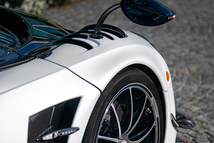 Ngoài ra Huayra BC cũng thay thế bộ mâm 7 chấu kép Monolithic của App Tech bằng bộ mâm của bản Pacchetto Tempesta loại 5 chấu kép hoàn toàn mới. Phần đuôi xe được thiết kế mới có cánh gió khí động học cùng vây cá kéo dài từ mui đến đuôi xe. Khoang động cơ bổ sung hốc gió nhằm tối ưu lượng không khí vào động cơ.