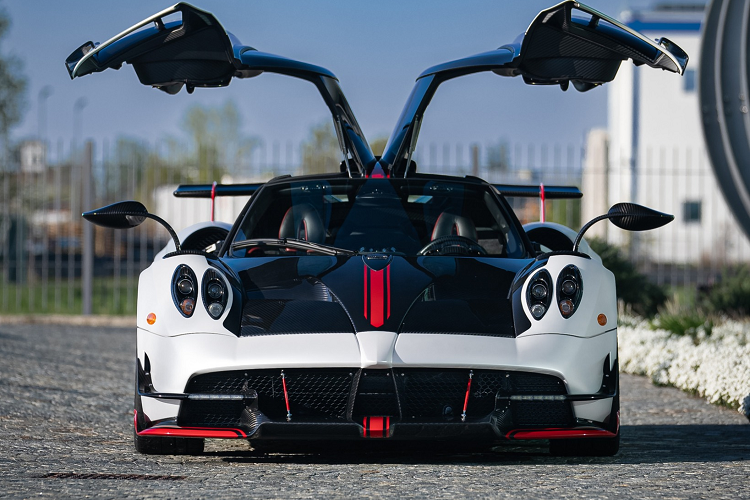 Siêu phẩm Pagani Huayra BC được chủ nhân nâng cấp gói độ Pacchetto Tempesta và được thực hiện tại trụ sở chính của Pagani ở San Cesario sul Panaro, Italy. Huayra BC khác biệt so với phiên bản tiêu chuẩn là có cản trước cùng cánh gió phụ trợ cùng khuếch tán cản gió sau, ốp hông và cánh gió cỡ lớn... Phần cản trước được mở rộng và nhiều tấm ốp carbon liền khối.