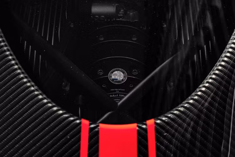 Đặc biệt hệ thống treo cải tiến với chế độ “Soft Driving” mới nhằm tăng sự thoải mái khi di chuyển trong phố. Được biết, có tổng cộng 20 chiếc Pagani Huayra BC được sản xuất. Phiên bản mui trần Huayra Roadster BC có số lượng lên đến 40 chiếc.