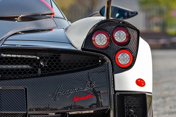 Pagani Huayra BC trang bị động cơ V12 dung tích 6.0L của AMG, công suất 764 mã lực. Nhờ gói Pacchetto Tempesta, siêu phẩm này tăng công suất lên 827 mã lực.